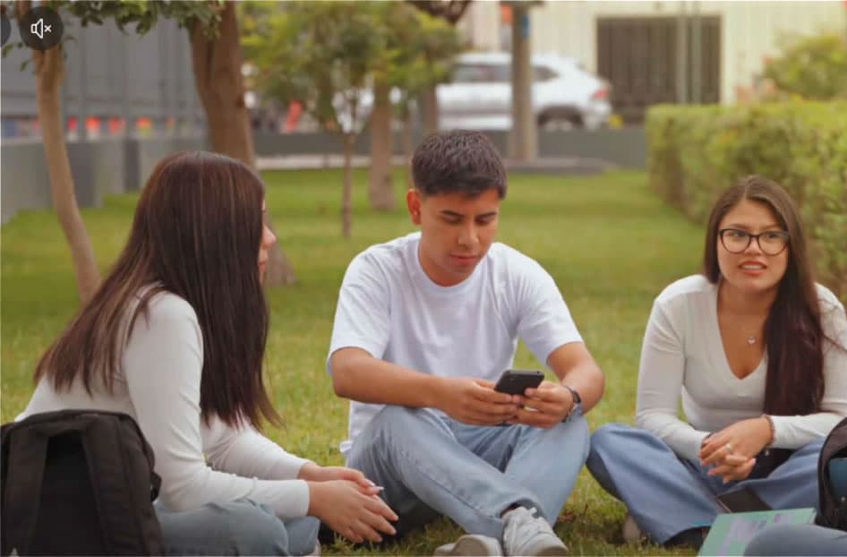 Estudiantes conversando sobre su decisión de carrera